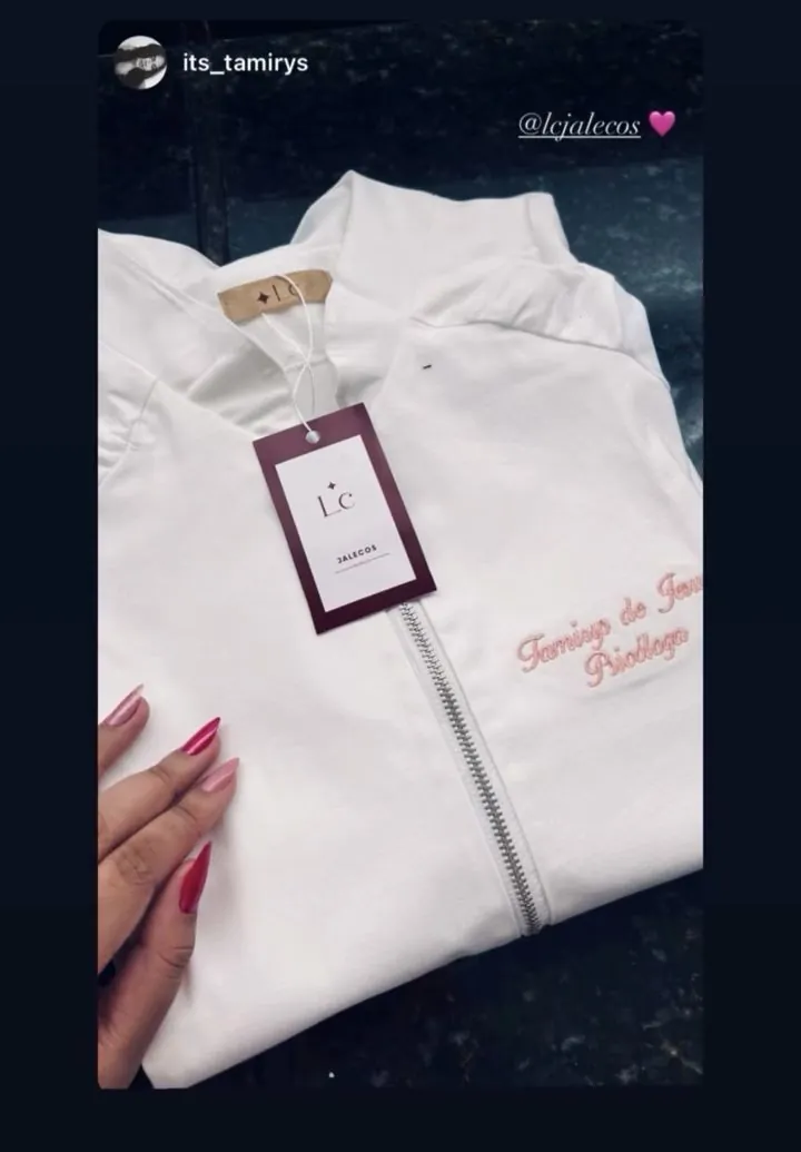 Jaleco branco com zíper, etiqueta LC e bordado rosé com nome e Psicóloga